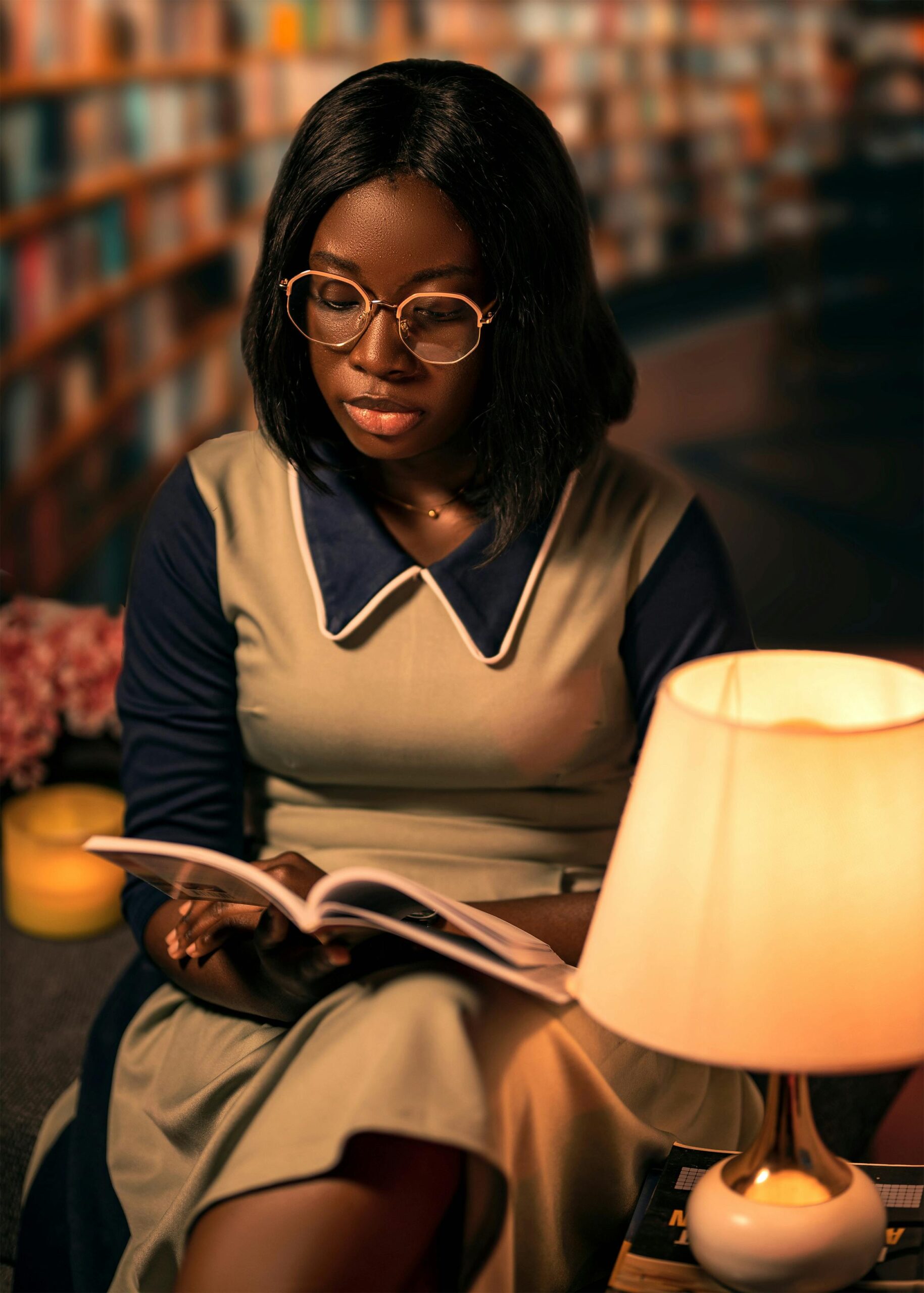 Vrouw die leest in een bibliotheek